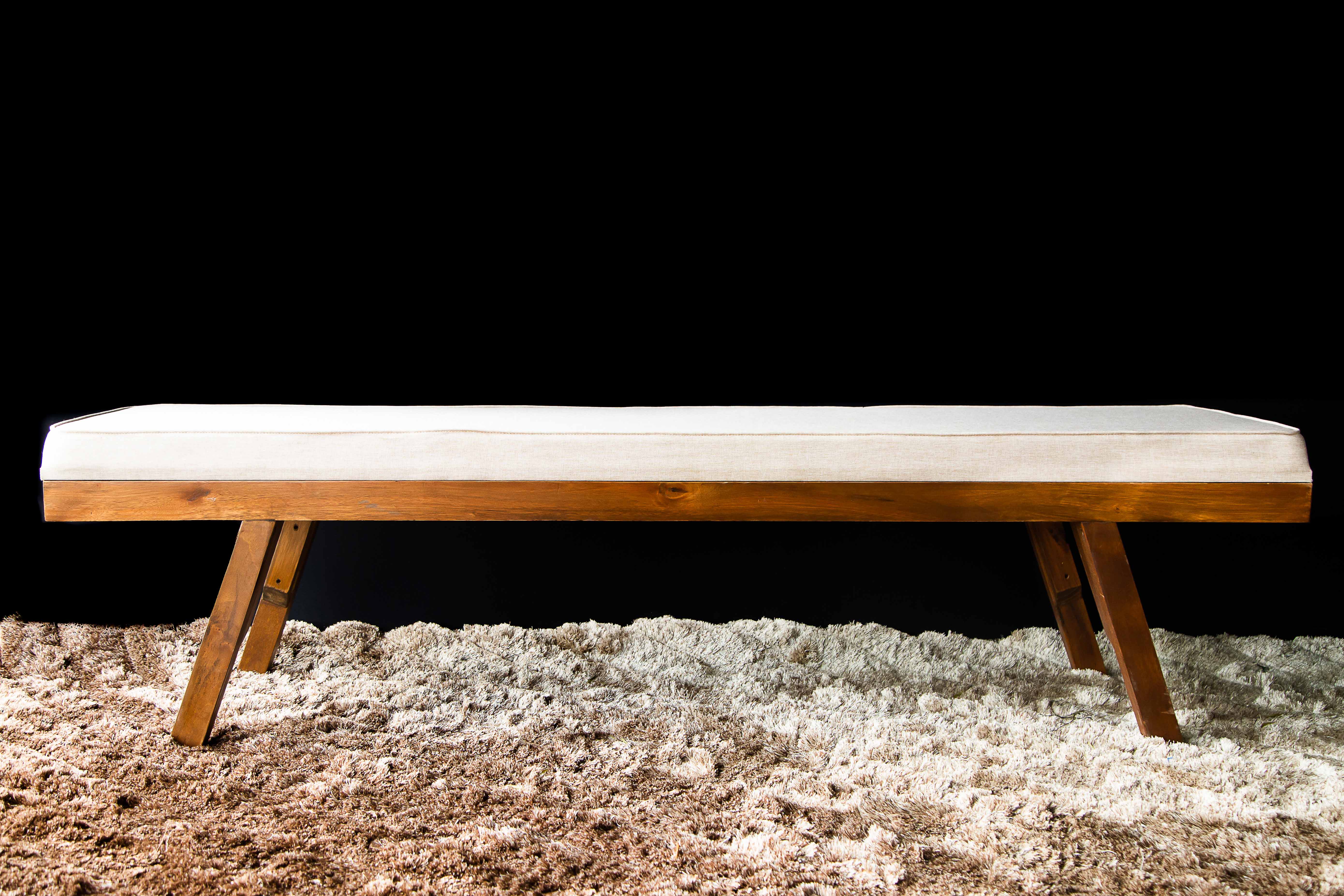 Banco de madeira com futon em linho 