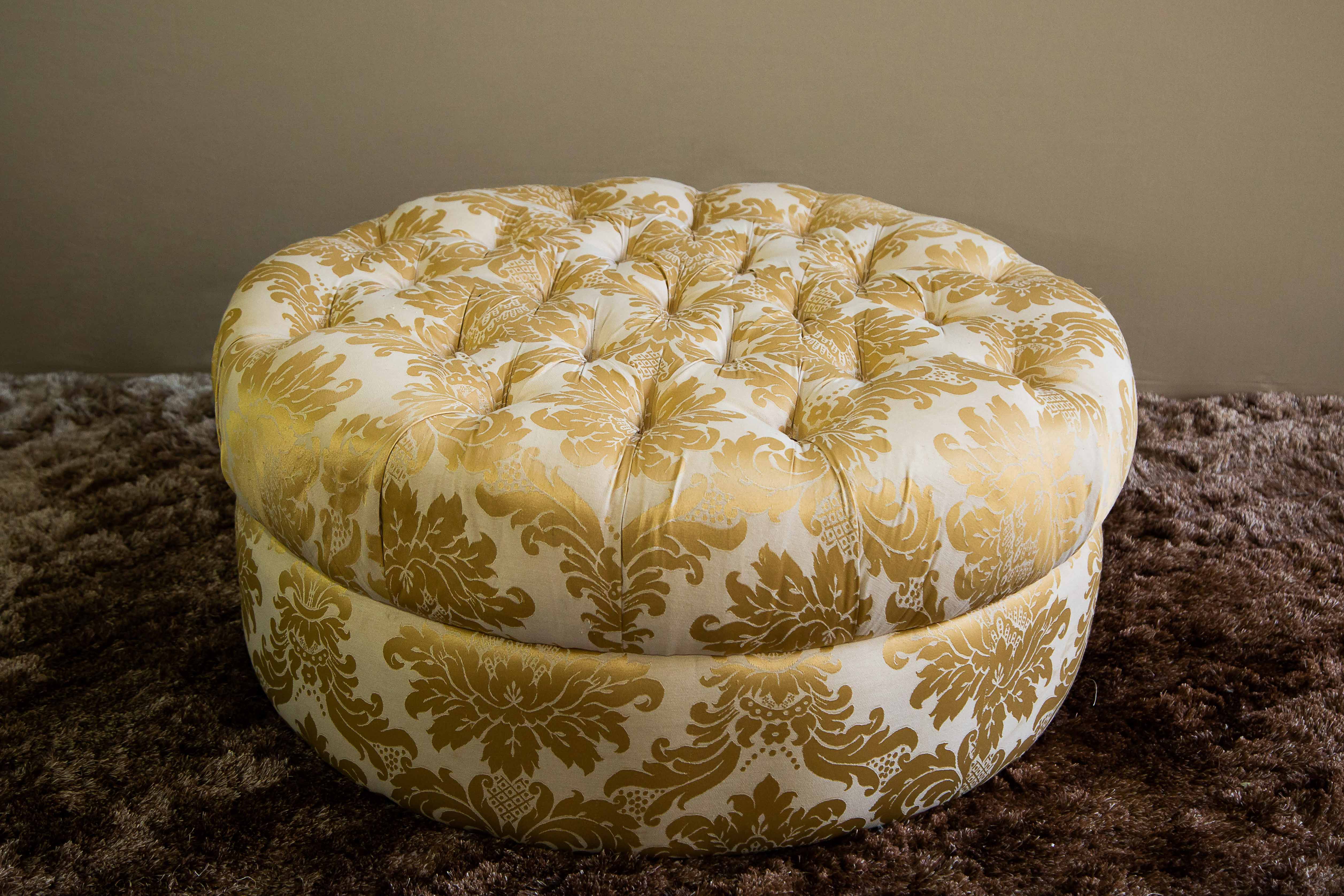 Puff Redondo Dourado 